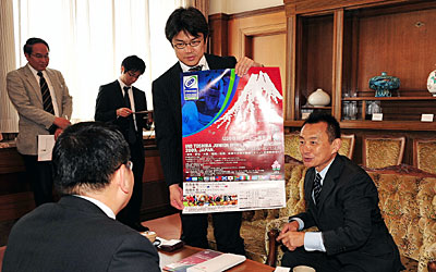 古川知事に説明する上田・トーナメントアンバサダーと、中里・トーナメントマネージャー（左）