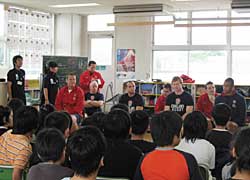 U20イングランド代表が本村小学校を訪問