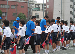 生徒たちに迎えられた選手たちは一人一人と握手をして挨拶