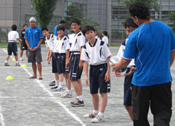 選手たちがコーチ役となりパスの指導です