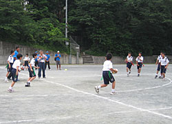 選手たちも入ってタグラグビーを楽しみました